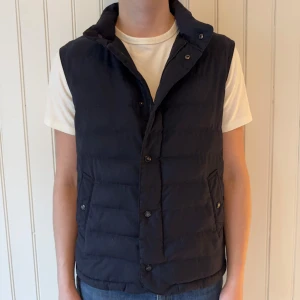 Massimo dutti väst - Massimo dutti väst  | Storlek: L, men passar även M | Mycket bra skick, dock har färg flagnat bort från knapparna | Modellen är 183 och väger ca 70 kg | Hör gärna av dig vid frågor och funderingar! 🤗