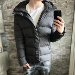 J.lindeberg jacka - Mycket fint skick, en liten lagning på ena armen men syns knappt. Storlek M passar dig som är mellan 178-185cm ungefär. Nypris ca 4000kr. Modellen är 185 cm, 79 kg.  Passar bra nu till vintern. Skriv för mer information!🤝