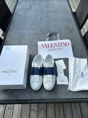 Valentino Open navy - Ett par riktigt feta valentinos i storlek 43, allt på bilderna fås med