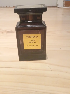 Tom Ford Oud Wood 100ml - Tom Ford Oud Wood Eau de Parfum, 100 ml. En lyxig och stilren parfym som sticker ut med sin eleganta design. Perfekt för dig som vill ha något exklusivt i din samling. Är I jätte bra skick, boxen är skadad lite. Har inte kvitto. Håller i cirka 6-12 timmar. Pris kan diskuteras. Den är helt ny, använt cirka 10 sprut