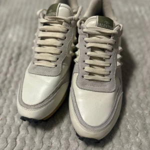 Valentino Rockrunner sneakers  - Säljer just nu dessa feta par valentino rockrunners. De har använts varsamt se bilder. Den är självklart äkta. Pris kan diskuteras. Skor medföljer. Vid frågor skriv!🔥