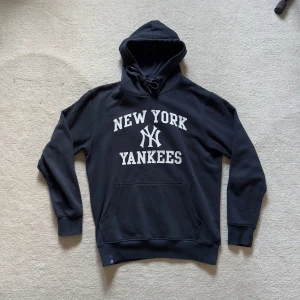 Vintage Rare New York Yankees hoodie🗽 - Svart vintage hoodie med vit broderad New York Yankees-logga. Klassisk huva med snörning och känguruficka. Perfekt för dig som gillar sportig streetstyle. Mjuk och skön bomullsblandning, långärmad och loose fit. Storlek M men passar S.