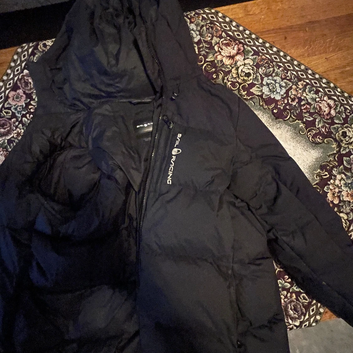 Svart pufferjacka från Sail Racing - 2