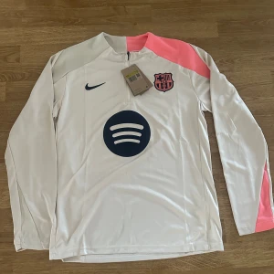 FC Barcelona Half-zip overall - En fin och väldigt användbar FC Barcelona half-zip träningströja med tillhörande mjukis byxor. Setet är i storlek S och är helt ny!! 