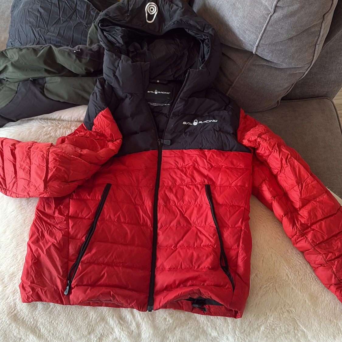 Röd och svart pufferjacka Sail Racing  - 1