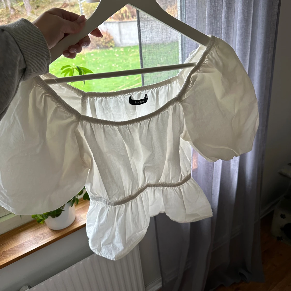 Vit blus med puffärmar från Bik Bok - 1