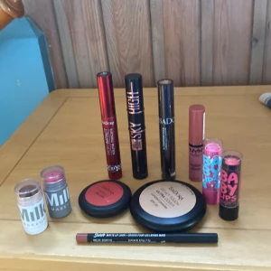 Sminkpaket, milk makeup, isadora, nyx, maybelline - Säljer olika sminkvaror i ett paket för 700kr. Det som ingår är milk bronzer (baked) och blush (rally), isadora puder (63 cool sand) , blush (02 intense peach) , bronzer (oöppnad i 36 warm mocha) och mascara,  2 baby lips (sugar cookie & strike a rose) , en sky high mascara, nyx läppglans (tiramisu) och nyx läppenna (brunch me). Milk bronzern går inte att vrida upp, och det mesta är kvar. Nästan allt är bara testat.