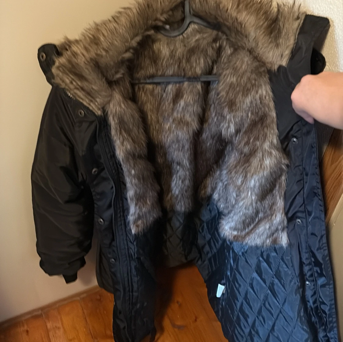 Svart pufferjacka med fuskpäls - 2