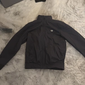 FRED PERRY JACKA - En sjukt fräsch fred perry höstjacka. Jackan köptes för ungefär 1 vecka sedan och har testats en gång av mig. En perfekt jacka nu för hösten. Storlek S. Priset är ej hugget i sten!