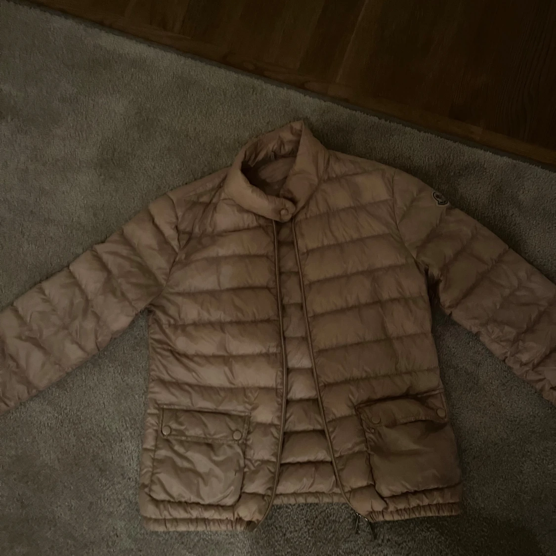 rosa moncler jacka 