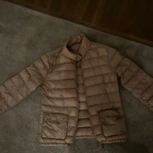 rosa moncler jacka  - säljer min rosa moncler jacka som är så så fin, den är äkta och har även bevis. skriv för mer frågor!