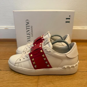 Valentino rockstud sneakers  - Säljer nu dessa fina valentino skor | Super fint skick | Storlek 38 | Kommer med box och äkthetsbevis | Hör gärna av er vid frågor eller funderingar 