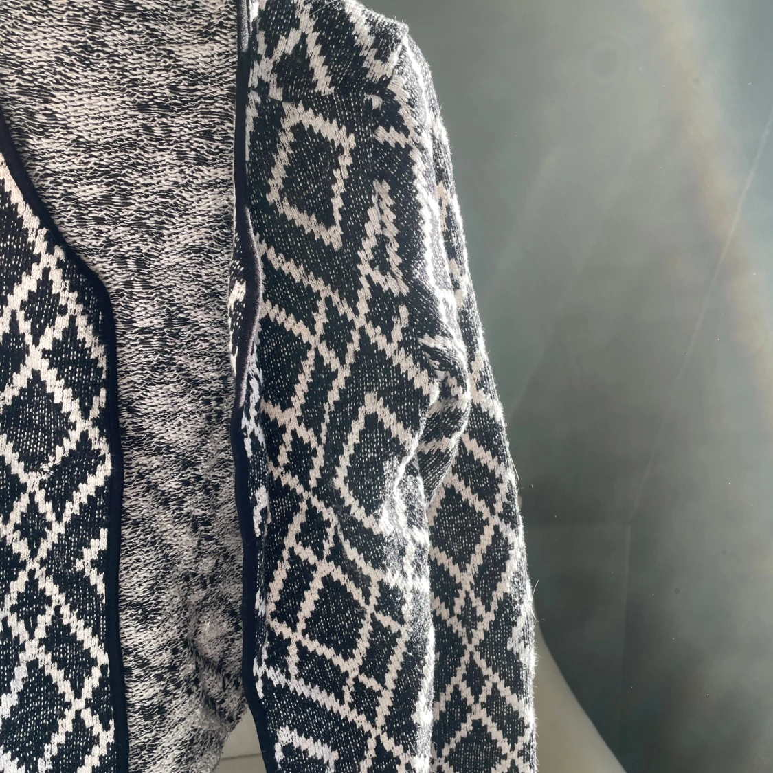 Svartvit mönstrad kofta från ONLY