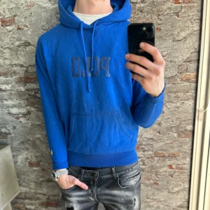 Ralph Lauren hoodie - Bra skick, några små märken på använding här och där men inget stor. Storlek S passar dig som är mellan 175-185cm ungefär, storlekslappen är bortklippt men sitter som S. Nypris ca 2000kr. Modellen är 185 cm, 79 kg. Skriv för mer information!🤝