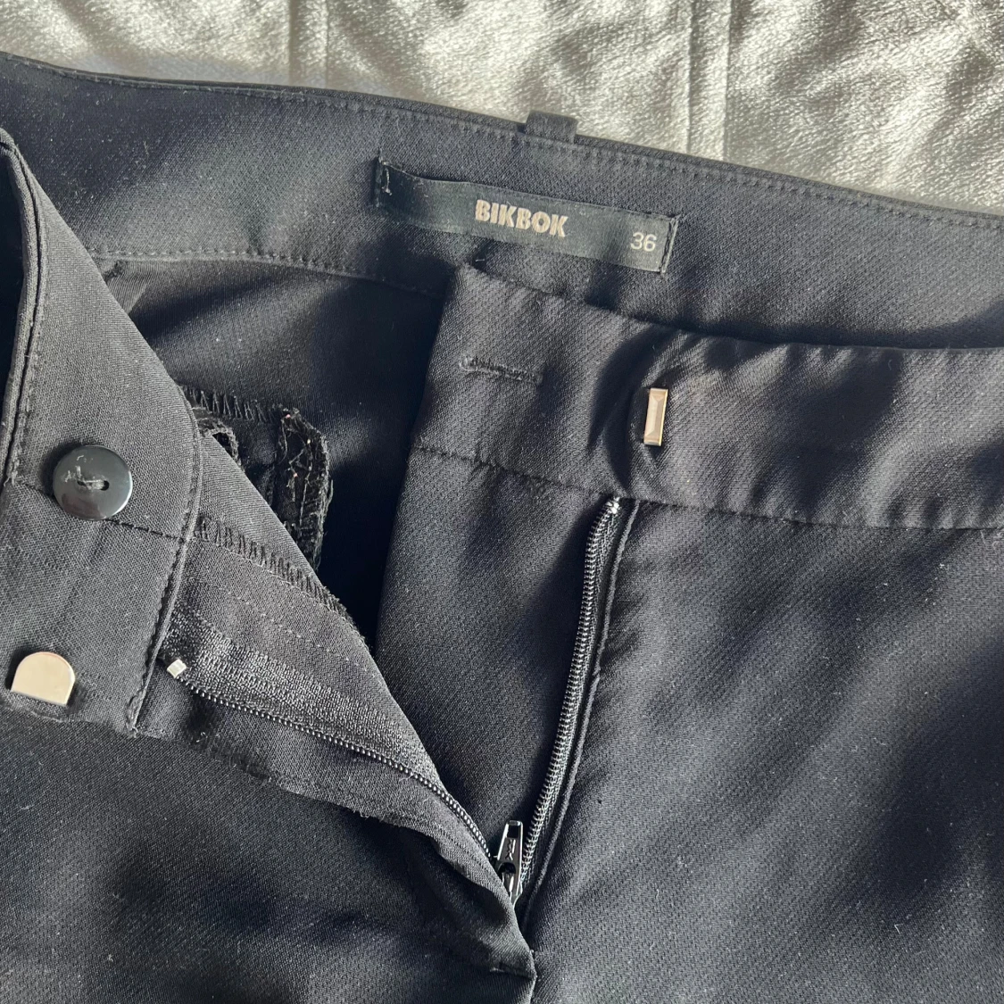 Svarta kostymbyxor från Bik Bok - 1