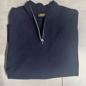 Mörkblå half zip från Stenströms - Tjena! Säljer nu denna snygga stenströms tröja! Tröjan är i storlek L och är i fint skick 8/10! Hör av er vid fler frågor eller bilder! 