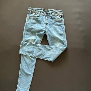 Grich Replay Anbass 31-32 - Mörklblåa klassiska replay jeans i mycket bra skick. W31 L32 men passar W30. Vid frågor skriv!