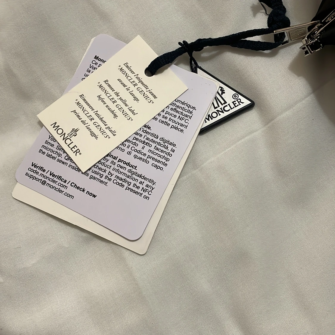 Svart vindjacka från Moncler med huva - 2