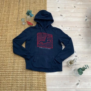 Mörkblå hoodie från Hollister  - Tja säljer denna mörkblåa godisen från hollister med röda sömmar |strlk S | mitt pris 349kr |