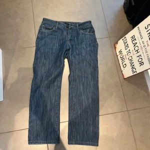 Snygga blåa jeans - Ett par stilrena blåa jeans med en snygg tvätt, köpt för ca 800. Inga defekter, endast andvänd någon enstaka gång.