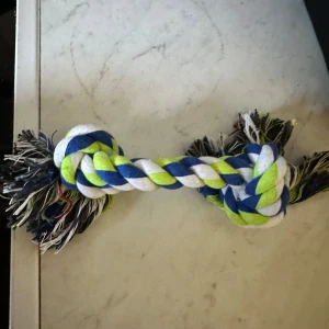 Tuggrep två knutar - hundleksak husdjur  - Hundens favorit!   Ett bomullsrep med knutar är en favoritleksak för många hundar. Perfekt för kasta-och-hämta lekar eller för dragkamp. Repet är tillverkat av naturliga bomullsfibrer och är mycket motståndskraftigt. Dessutom hjälper det till att rengöra hundens tänder och mellanrum på ett lekfullt sätt. I nyskick! 