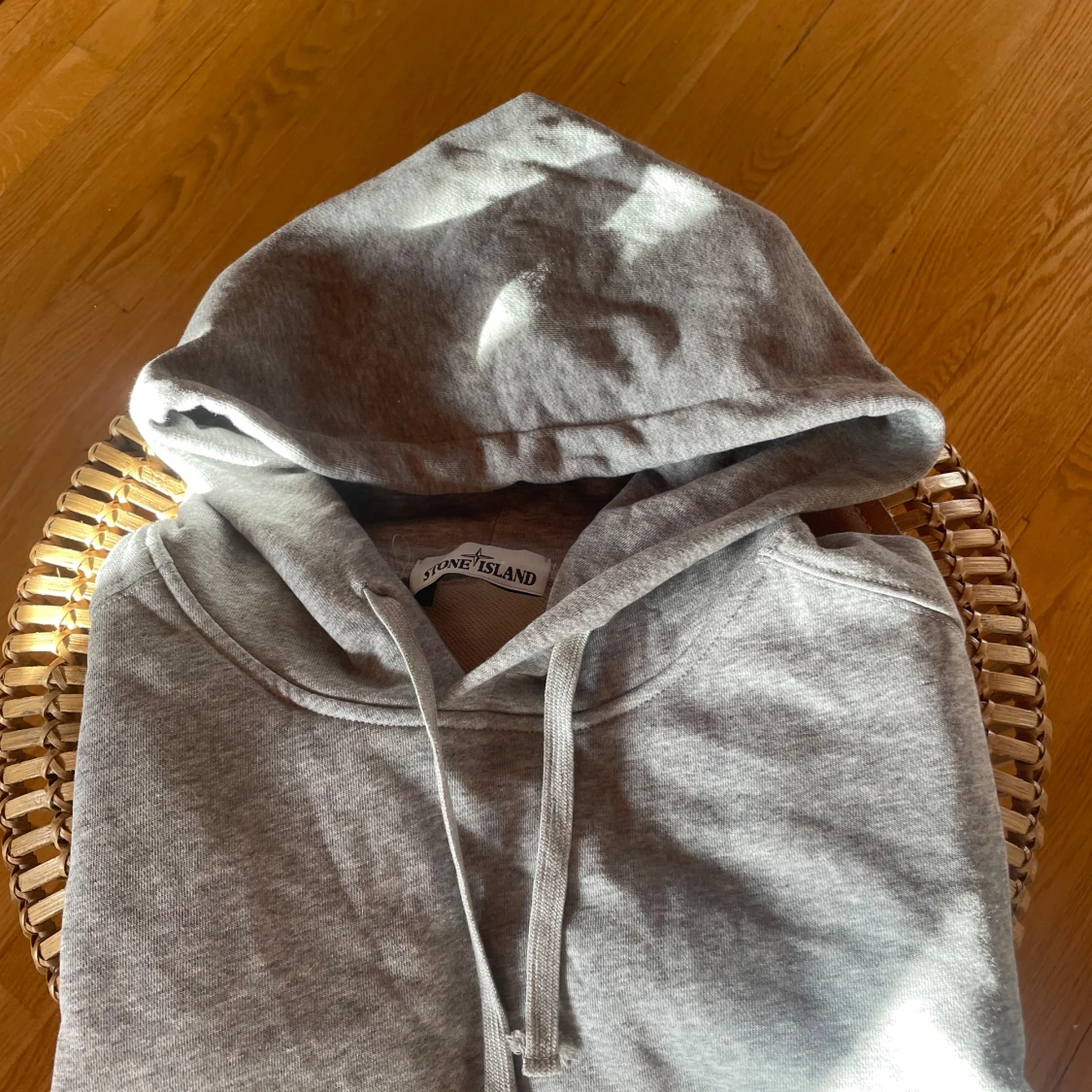 Grå hoodie från Stone Island - 1