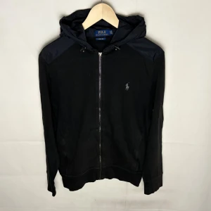 Ralph Lauren cardigan  - Modellen är 185. Minimal defekt visas på bild 5