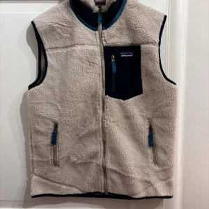 Vit/Beige Patagonia väst - Vit/Beige Patagonia väst. Storlek M, passar även S. Skick 9/10. Fraktar inom 24 timmar. Fråga på!