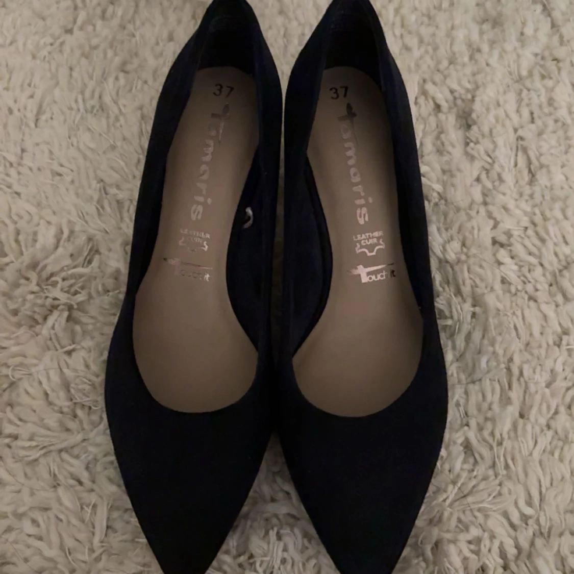 Svarta klackskor i mocka 