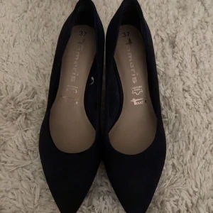 Svarta klackskor i mocka  - Ännu ett par fina svarta klackar i storlek 37 , köpt från Sellpy. Kolla gärna dom andra med 🩷