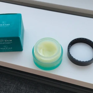 Emilia Löf Breathe Night Balm. Aktiverar, lugnar och ger näring. 30 ml / 1.0 fl oz. - Breathe Night Balm. Aktiverar, lugnar och ger näring. 30 ml / 1.0 fl oz.  Obs obs  Natt kräm använd lite  Grundaren och yogaläraren Emilia Löf Karlsson och hennes team skapade Breathe Soulcare för att bryta skönhetsbranschens normer genom att låta användaren skapa sin egen ritual med mantran och fantastiska produkter – kombinationen skapar självförtroende och en fin hud.  Beathe Soulcare Sthlm hudvårdsserie består av ansiktsrengöring, ansiktsvatten, face mist, dagkräm och ett lip balm. Hudvårdsp