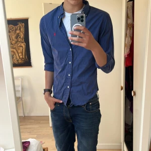 Ralph Lauren skjorta - Hej, säljer nu en riktigt snygg Ralph Lauren skjorta storlek M. Den är i fint sick. Nypris ¡1500kr! Kommer sälja mycket liknande inför sommaren så följ och kolla annonser i profilen😇