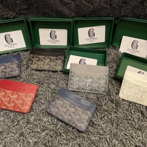 Plånbok  - Helt nya, 250kr styck, skicka dm så löser vi vilken färg osv. Box och kort ingår!