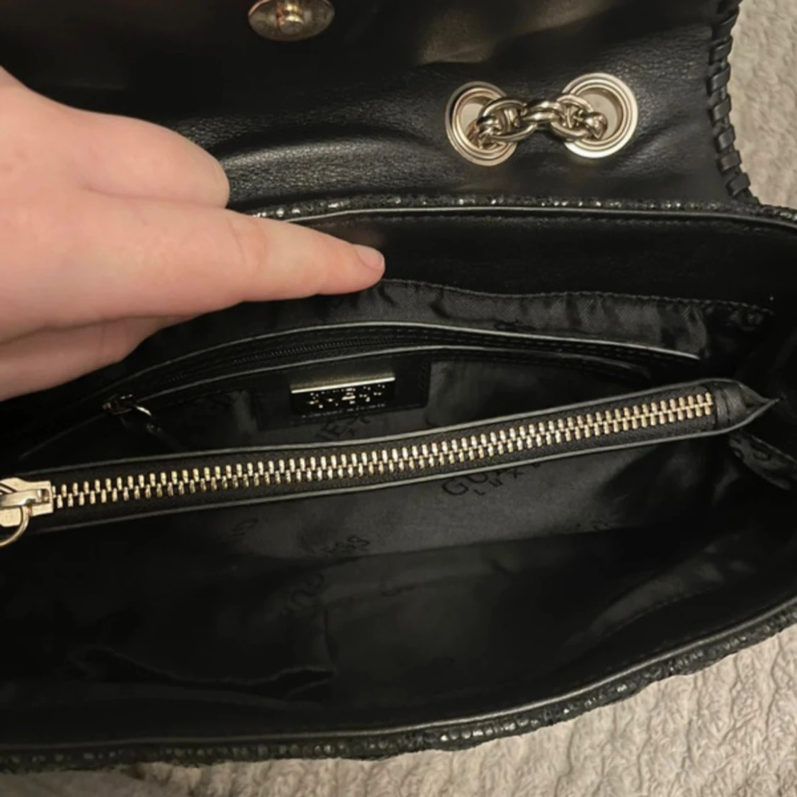 Svart quiltad axelväska från Guess - 3