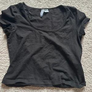 T-shirt - Kort tshirt som är urringad