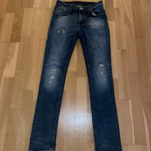  Nudie Jeans - Säljer nu jeans från nudie jeans i storlek W29/L32 dom är i ett väldigt bra skick. Med snygga slitningar på jeansen med den ljusa tonen.