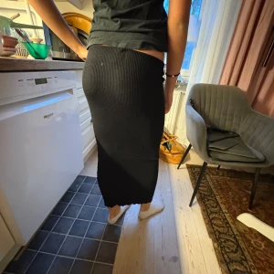 Svart ribbad långkjol - Säljer en svart, ribbad långkjol med tight passform. Kjolen har en enkel och stilren design med vertikala ribbor som ger en snygg struktur. Perfekt för dig som gillar minimalistisk stil och vill ha en kjol som sitter snyggt och bekvämt.💖💖✨