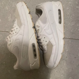 Nike Air Max 90  - Säljer ett par Nike Air Max 90 i storlek 42,5. Skorna är i användt men fortfarande bra skick. Nypris: 1200 Vårt pris: 300