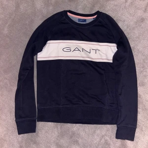 GANT sweatshirt - Marinblå tröja i storlek S. Mycket fint skick! Djur och rökfritt hem! 
