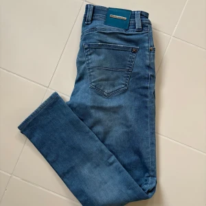 Sartoria Tramarossa jeans - Blåa trendiga Sartoria Tramarossa jeans i storlek w36 (midjemått på 82 cm) säljes. Inga hål eller fläckar och jeansen är använda sparsamt. Helt perfekta nu till vintern och tveka inte vid minsta fråga eller fundering!