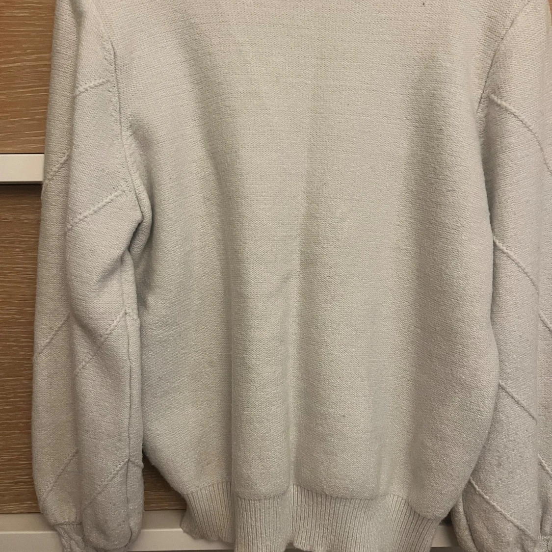 Vit stickad tröja med bollar Simplee - 1