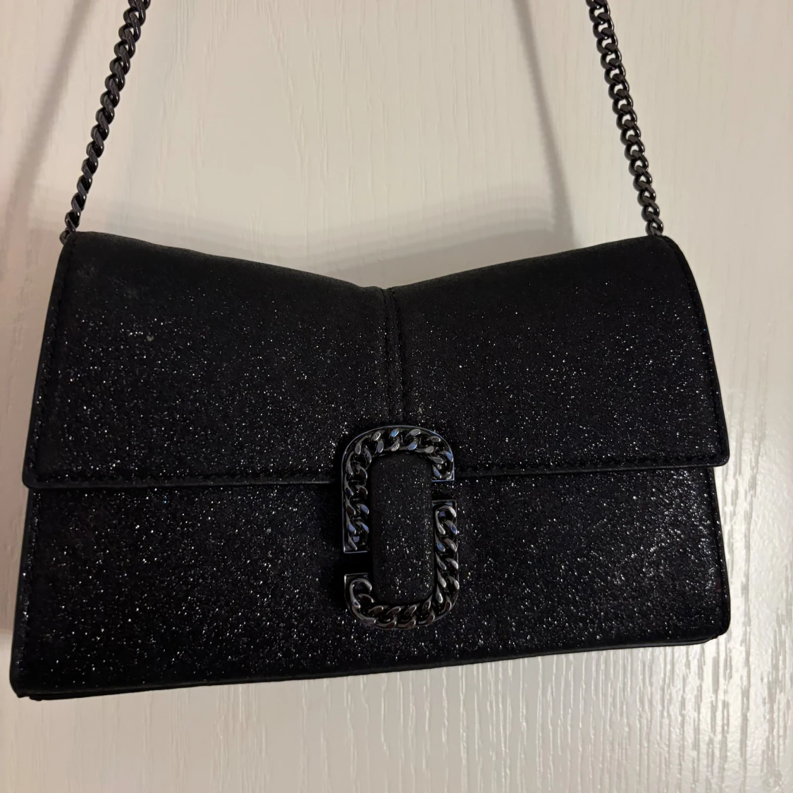 Svart glittrig axelväska Marc Jacobs