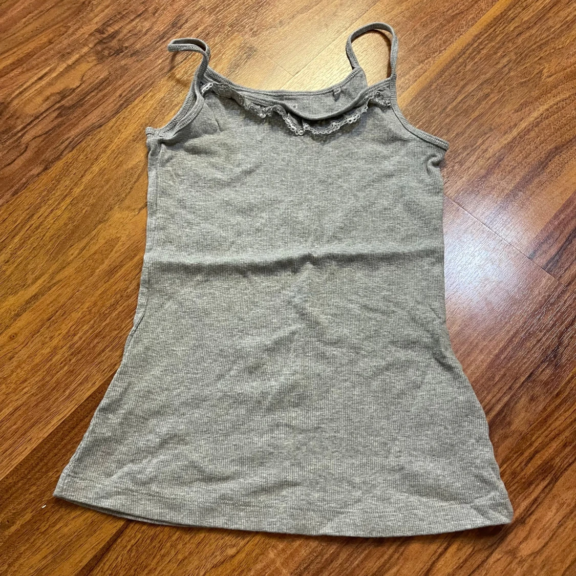 Grå ribbad linnetopp med spets från Esmara