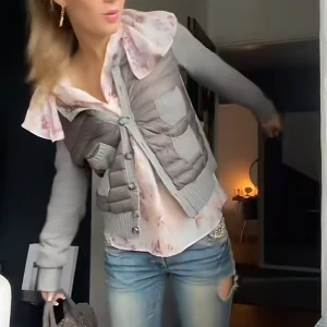 Moncler Cardigan 💞 - såå snygg cardigan från moncler i den gamlare modellen, denna går alltså inte att köpa längre. Första bilden är lånad och är nästan exakt i samma färg som den jag säljer(andra bilden). 💞💞 Skriv privat för äktehetsbevis eller andra frågor 💞 Storleken är L men liten i storleken, passar xs och s! 
