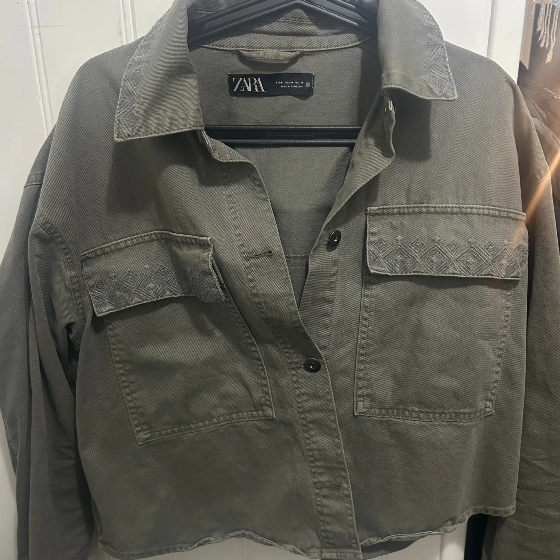 Grå overshirt från Zara med broderi