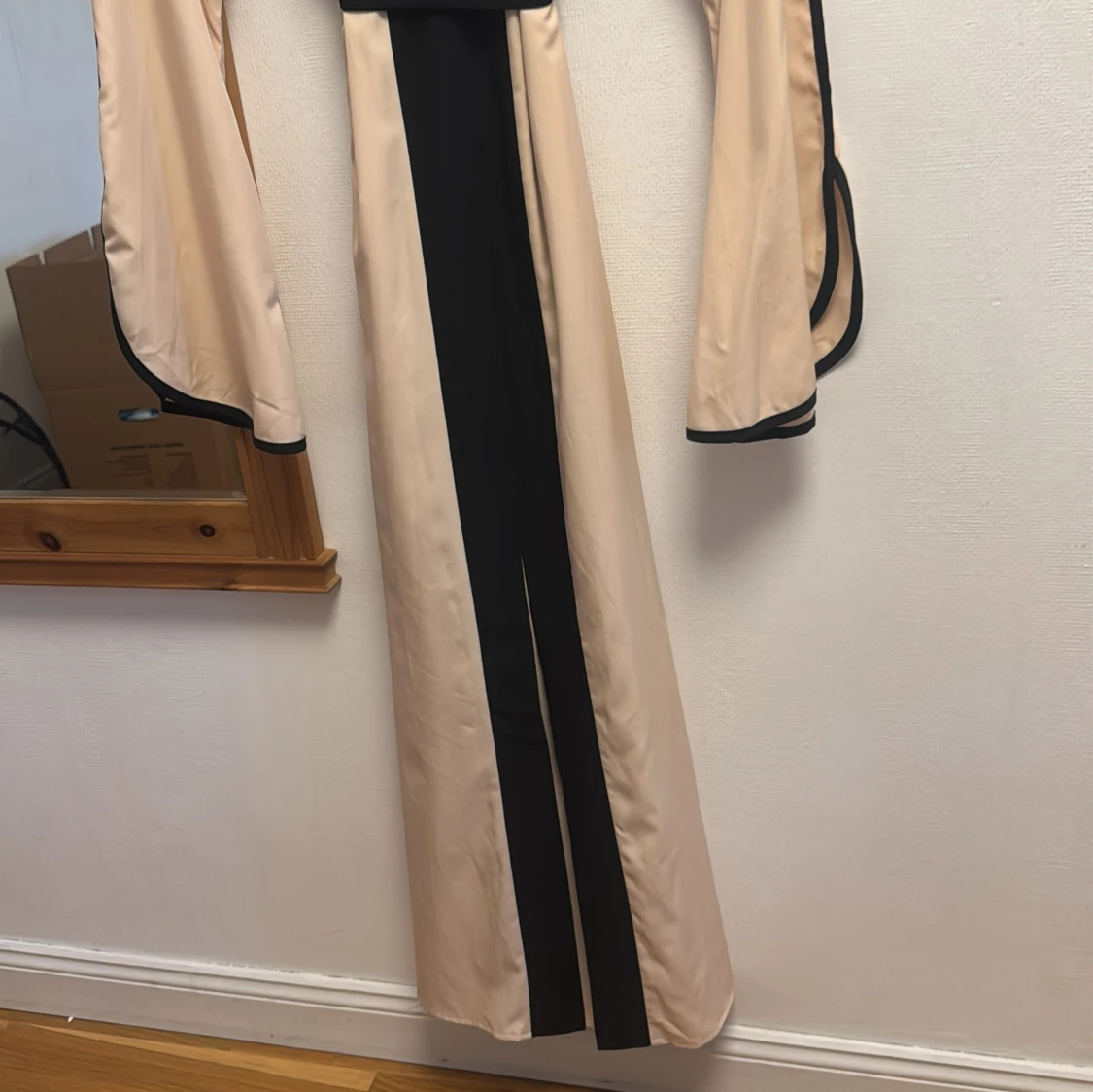 Beige och svart långklänning med v-ringning - 1