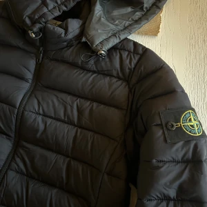 Svart pufferjacka från Stone Island - Säljer min svarta pufferjacka från Stone Island som är riktigt bra skick, köpte den förra vintern och har används lite grann, väldigt skön och perfekt nu för vintern, Storlek S och sitter perfekt för en grabb som är 175