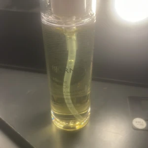 Björn Axén Miracle Oil spray - En helt ny oöppnad genomskinlig plastflaska med pump, fylld med guldfärgad olja från Björn Axén. Miracle Oil är en lätt och närande olja som ger glans och mjukhet. Perfekt för att boosta håret med extra fukt och lyster.