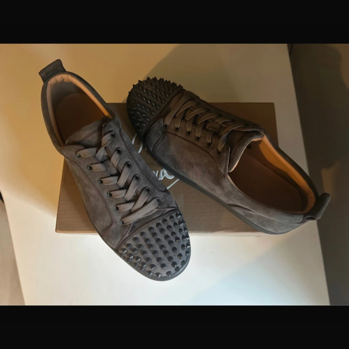 Grå mocka sneakers från Louboutin - 2