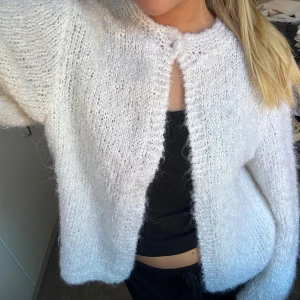 Kofta - Stickad kofta köpt second hand, okänt märke och storlek men skulle säga att de är en S/M i storlek🩷